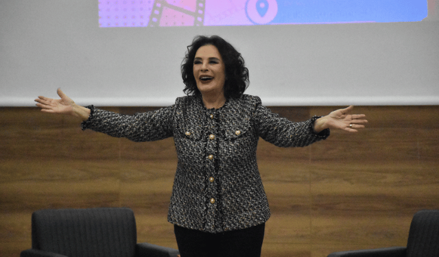 Sanatçı Hülya Koçyiğit, "Sinema ve Aile" konulu söyleşiye katıldı