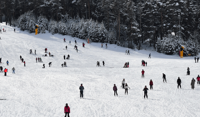 Sarıkamış Kayak Merkezi'nde hafta sonu yoğunluk oluştu