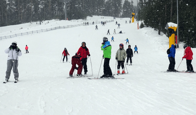 Sarıkamış Kayak Merkezi'nde tatilcilerin akınına uğradı
