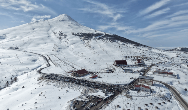 Yıldız Dağı hafta sonu kayakseverlerle doldu