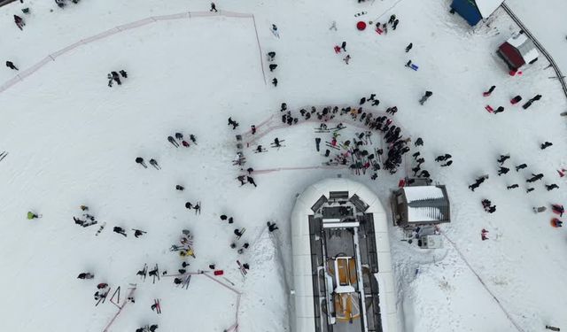 Yurduntepe Kayak Merkezi'nde ziyaretçiler kayak yapıp halay çekti