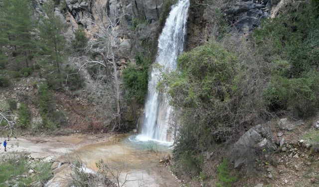 Bucak'taki Kızıllı Şelalesi ziyaretçilerine görsel şölen sunuyor