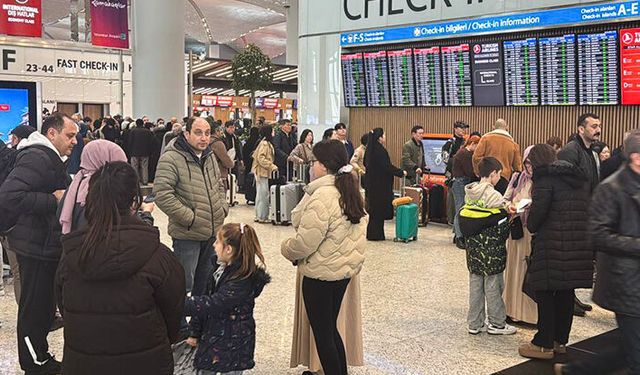 İstanbul havalimanlarında tatil dönüşü yoğunluğu yaşanıyor