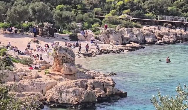 Kaş'ta güneşli havayı fırsat bilenler denize girdi