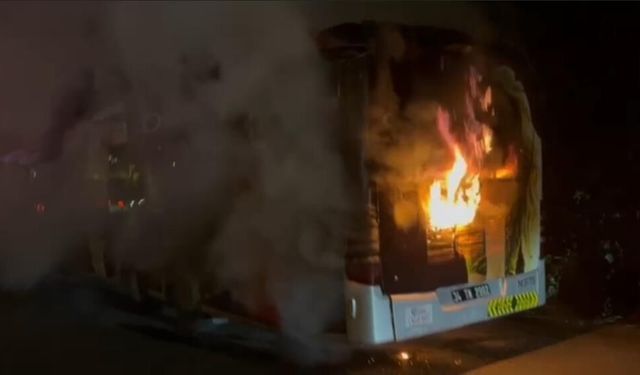 15 Temmuz Şehitler Köprüsü'nde metrobüs alevlere teslim oldu