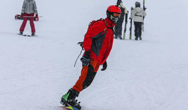 Palandöken'de kar yağışı altında kayak keyfi yaşanıyor