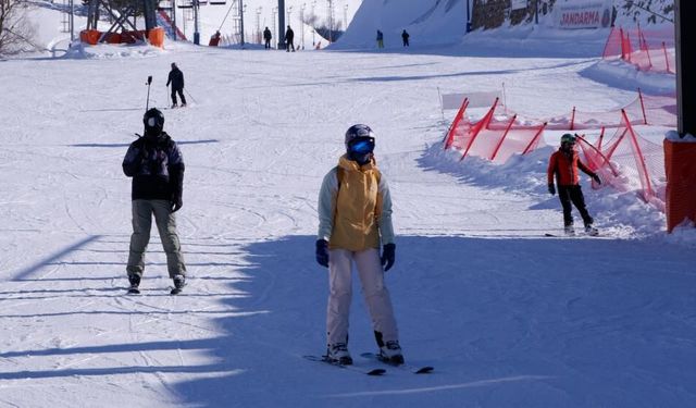 Palandöken'de kayak keyfi sürüyor