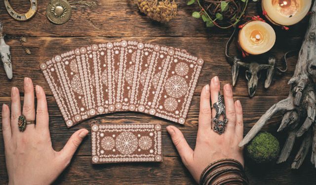 9 Nisan 2026 Perşembe günlük tarot açılımı | Aşk, para ve kariyer alanlarında hangi enerjiler öne çıkıyor?