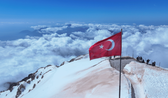 Antalya'daki Tahtalı Dağı "beyaz gelinliği" ile ziyaretçi çekiyor