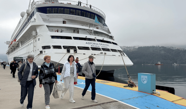"Astoria Grande" kruvaziyeri 874 yolcusuyla Amasra'ya geldi
