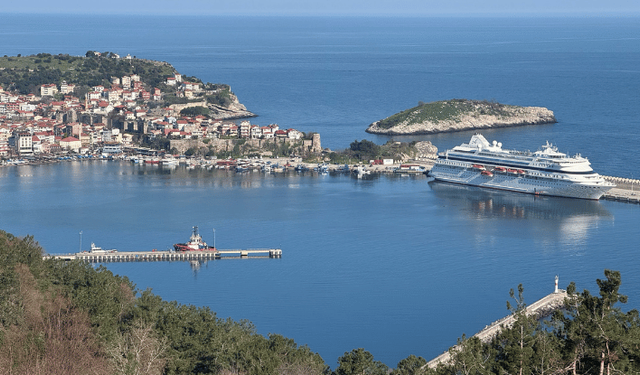 "Astoria Grande" kruvaziyeri 907 yolcusuyla Amasra'ya geldi