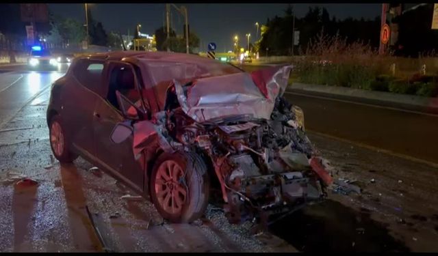 Bakırköy'de tır otomobile çarptı