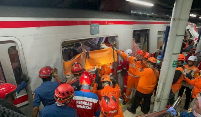 Endonezya'daki tren kazasında ölü sayısı 14'e yükseldi