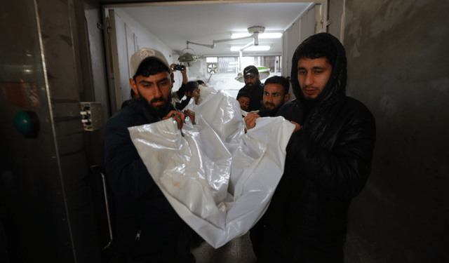 Ateşkese rağmen katil İsrail saldırılarının sürdüğü Gazze'de hastanelere 4 kişinin cenazesi getirildi