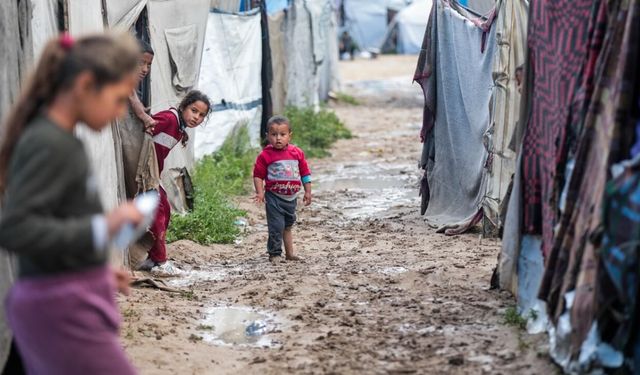 Araştırma: İngiliz medyası Gazze soykırımını aklamaya çalışıyor