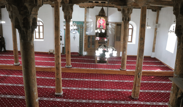 Isparta'da 8 asırlık Afşar Cami zamana direniyor