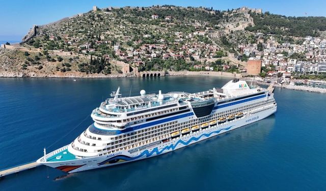İtalya bayraklı kruvaziyer Alanya'ya demirledi