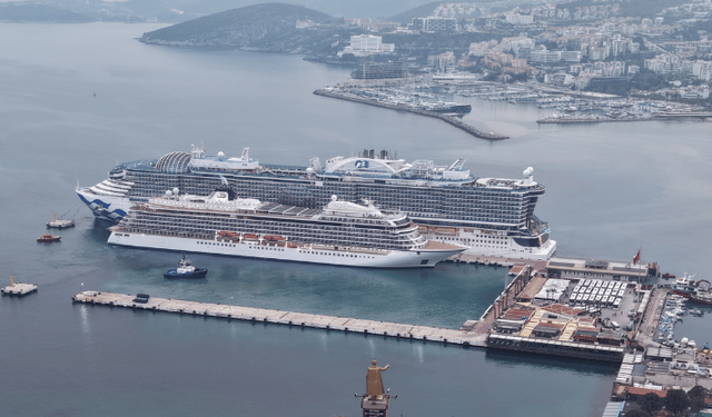 Kuşadası'na 2 kruvaziyerle 5 bin 297 turist geldi