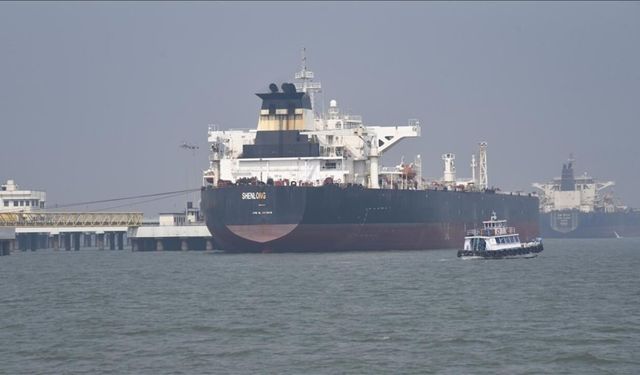 Hürmüz Boğazı’nda patlama! Petrol tankeri mayına çarptı