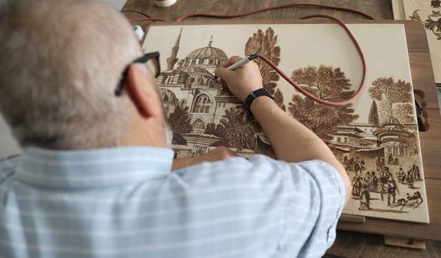 Yakma resim sanatını huzurevinde sürdürüyor