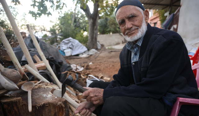 85 yaşındaki kaşık ustası 70 yıldır ağaca şekil veriyor