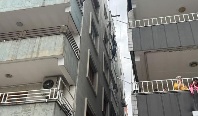 İnşaata asansör faciası: Balkonda asılı kalan işçi dakikalarca kurtarılmayı bekledi