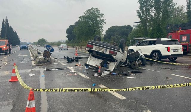 Aydın'da korkunç kaza! Direğe çarpan otomobil takla attı