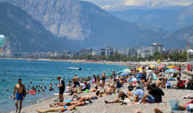 Bayram tatilinde Antalya doldu taştı