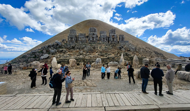 Bayram tatilinde Nemrut Dağı’na ziyaretçi akını