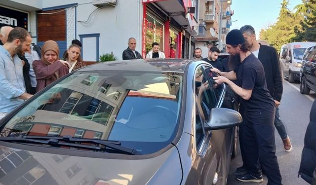 Anahtarı içeride unuttu! 3 aylık bebeği araçta mahsur kaldı