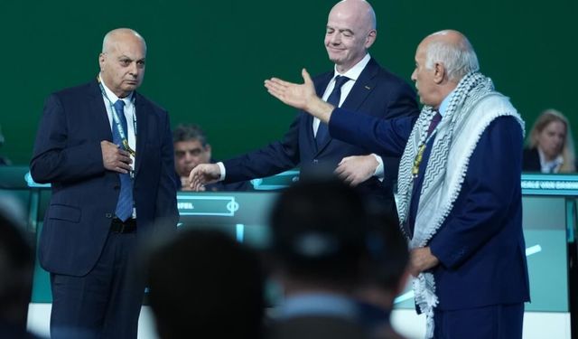 FIFA kongresine damga vuran an! Elini sıkmadı, sahneyi terk etti!