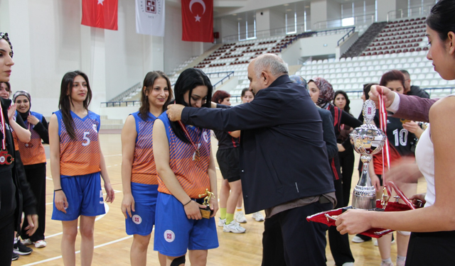 Fırat Üniversitesi basketbol turnuvasında kupa sahibini buldu