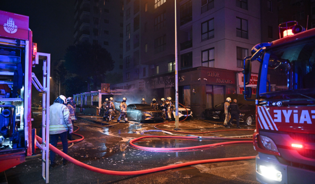 İstanbul Kadıköy’de oto galeride yangın: Milyonluk araçlar küle döndü