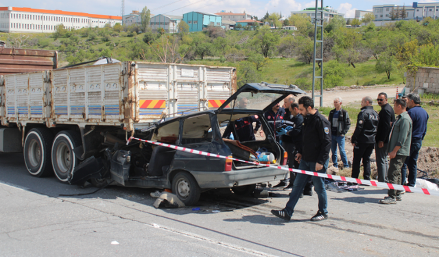 Kayseri’de kamyon altına giren otomobilde anne hayatını kaybetti, oğlu ağır yaralı