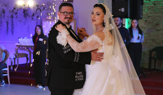 Düğün masrafını böyle karşıladı: Reklam panosu gibi damatlık sosyal medyayı salladı