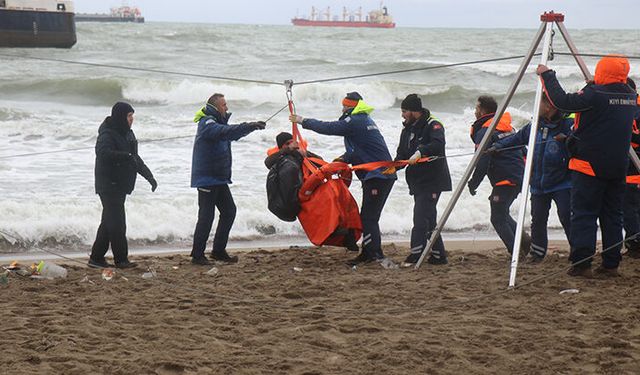 Sakarya’da karaya oturan gemideki personellerin tahliyesi tamamlandı