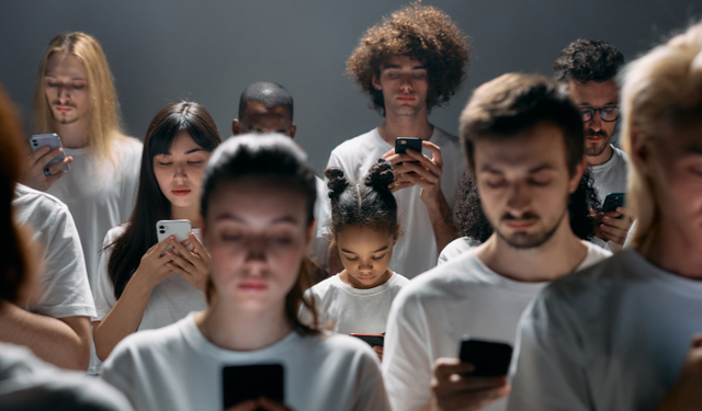 Çocuklarda "telefon boynu" alarmı: Boyun fıtığına kadar ilerleyebiliyor
