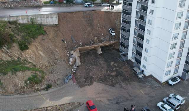 Tokat’ta istinat duvarı çöktü: Park halindeki araç sürüklendi