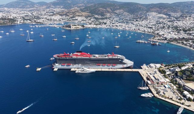 Dev kruvaziyer Scarlet Lady Bodrum’a yanaştı