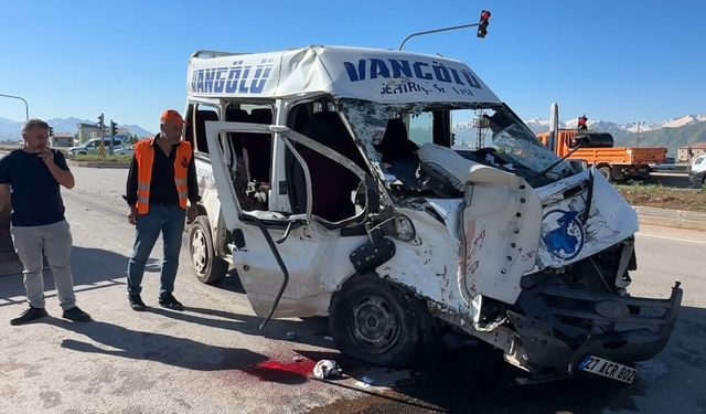 Hakkari'de feci kaza! Yolcu minibüsü ile kamyon çarpıştı: 3 ölü, 2 yaralı