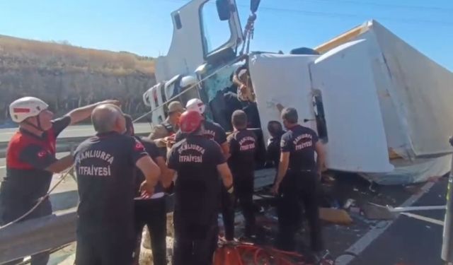 Devrilen tırda sıkışan sürücüyü ekipler kurtardı