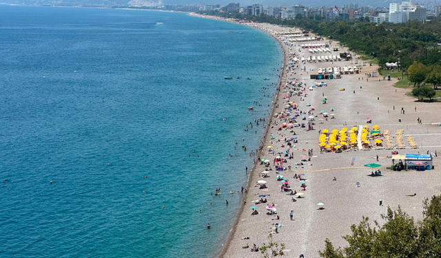Antalya’da sıcaktan bunalanlar Konyaaltı Sahili’ne akın etti