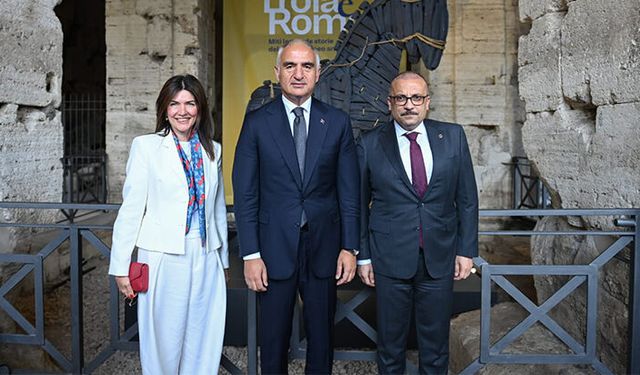 Bakan Ersoy, Kolezyum'da yerli ve yabancı basın mensuplarıyla bir araya geldi