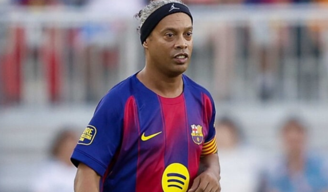Futbolun efsanesi Ronaldinho yeniden sahalara dönüyor