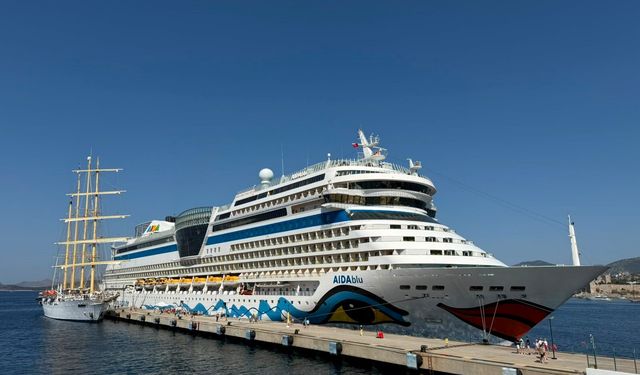 Bodrum Limanı hareketlendi! Aynı günde 3 kruvaziyer demirledi