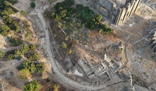 Aspendos'ta 2 bin yıllık tiyatro caddesi gün yüzüne çıktı