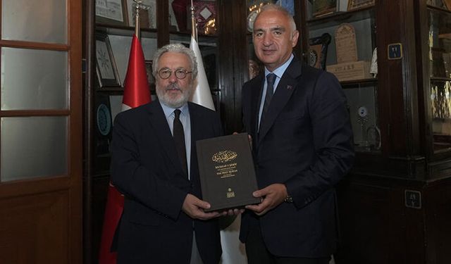 Bakan Ersoy, İslam Kültür, Sanat ve Tarih Araştırma Merkezi'ni ziyaret etti