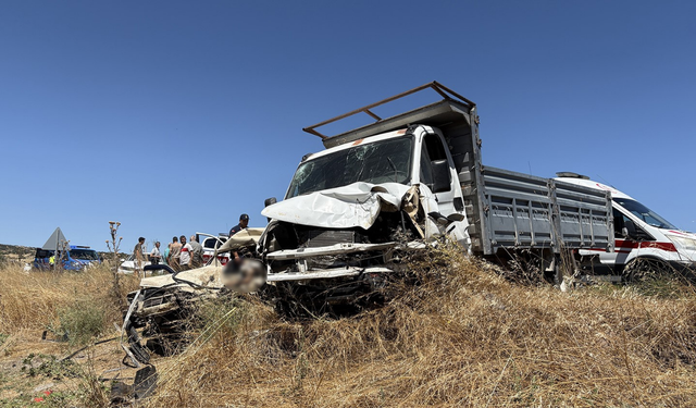 Kula'da feci kaza! Otomobil ile kamyonet kafa kafaya çarpıştı: 1 ölü, 1 yaralı