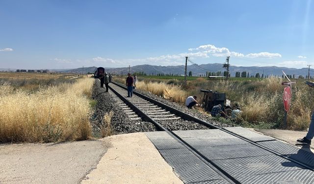 Hemzemin geçitte tren pat pata çarptı: 1 ölü, 2 yaralı