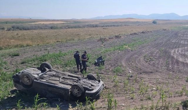Takla atan otomobildeki 2 kişi hayatını kaybetti